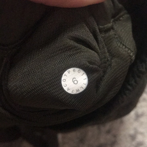 Lululemon Hotty Hot shorts Like New! - Picture 6 of 9